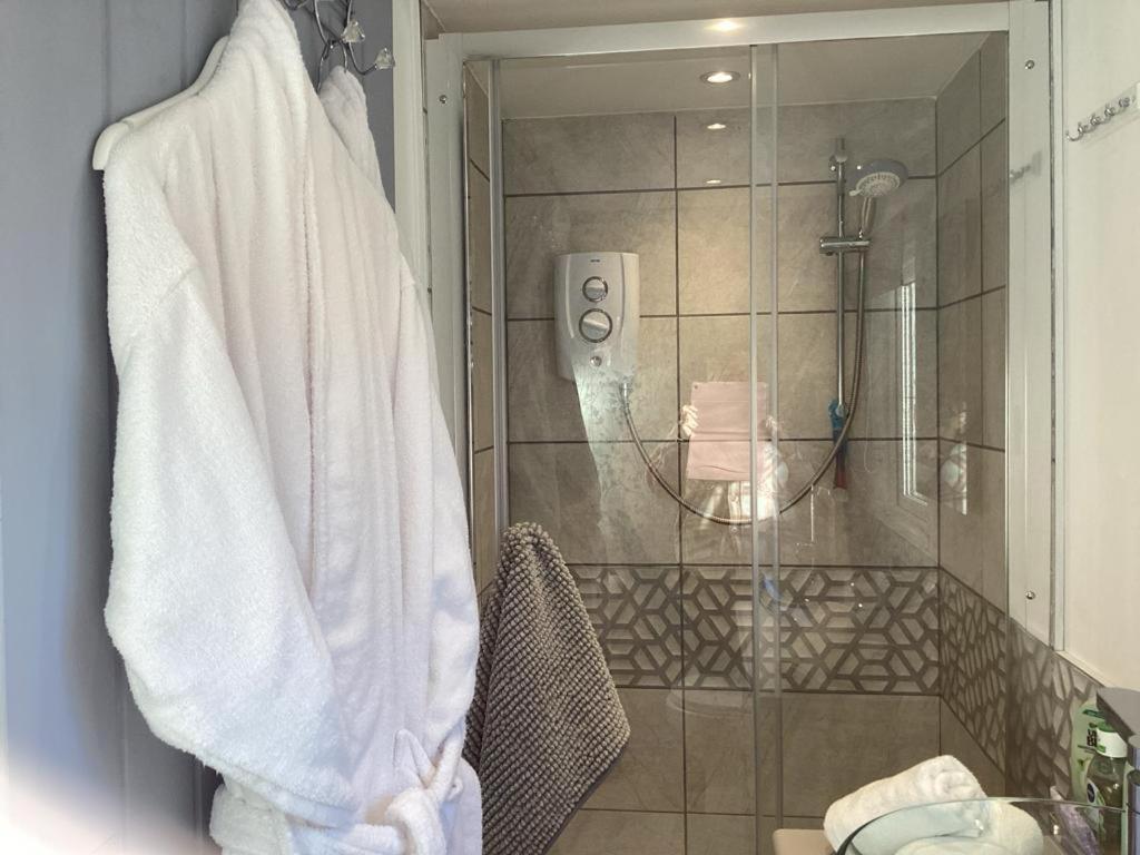 شقة Adorable Private Couples Retreat With Hot Tub Llanfechell المظهر الخارجي الصورة